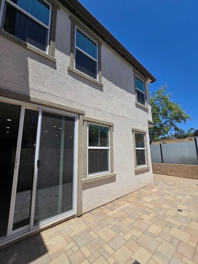 Building Photo - 3-Bedroom Home in Gated Community with Mod...