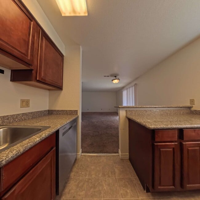Building Photo - Gated Community | Close To The Strip | 2nd Floor Unit