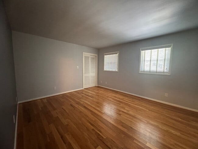 Building Photo - 4 Bedroom Jamestown Beauty!