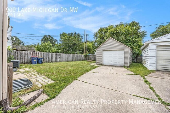 Building Photo - 900 Lake Michigan Dr NW