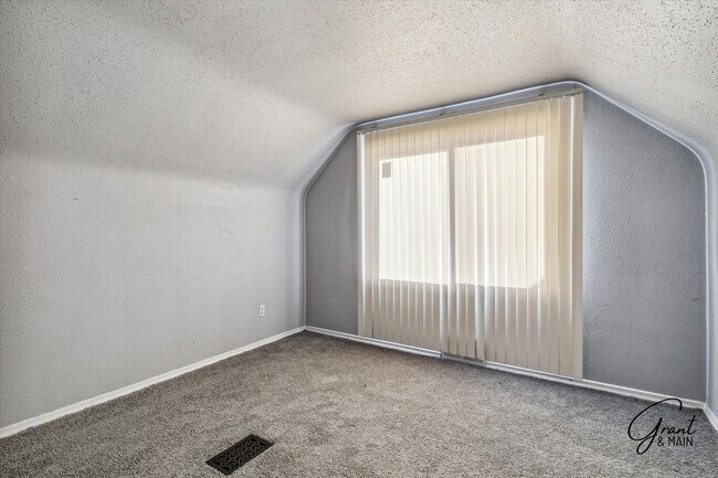 Building Photo - 3 bedroom bungalow - $1325