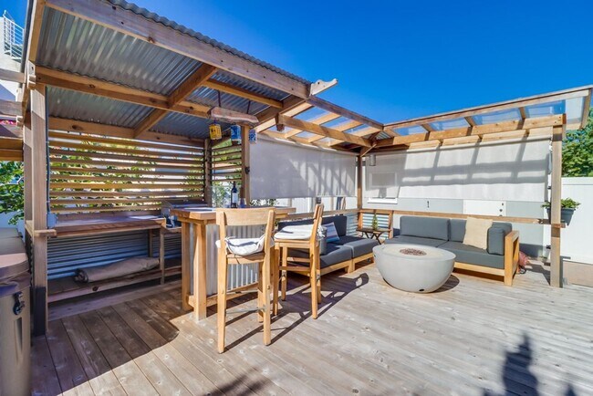 Building Photo - ***VACATION HOME AVAILABLE FROM FEBRUARY 1ST- OCTOBER 31ST*** MONTH TO MONTH