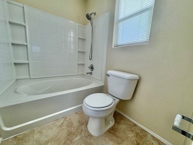 Building Photo - CHARMING 2 BEDROOM CONDO IN GATED COMMUNITY