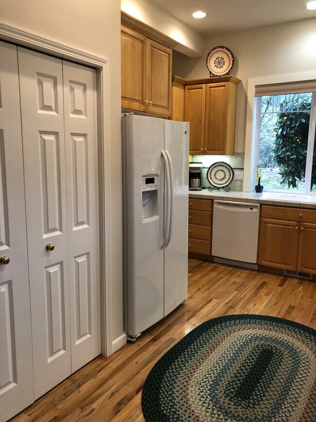 Building Photo - Beautiful 3 bedroom 2.5 Bath in North Corv...