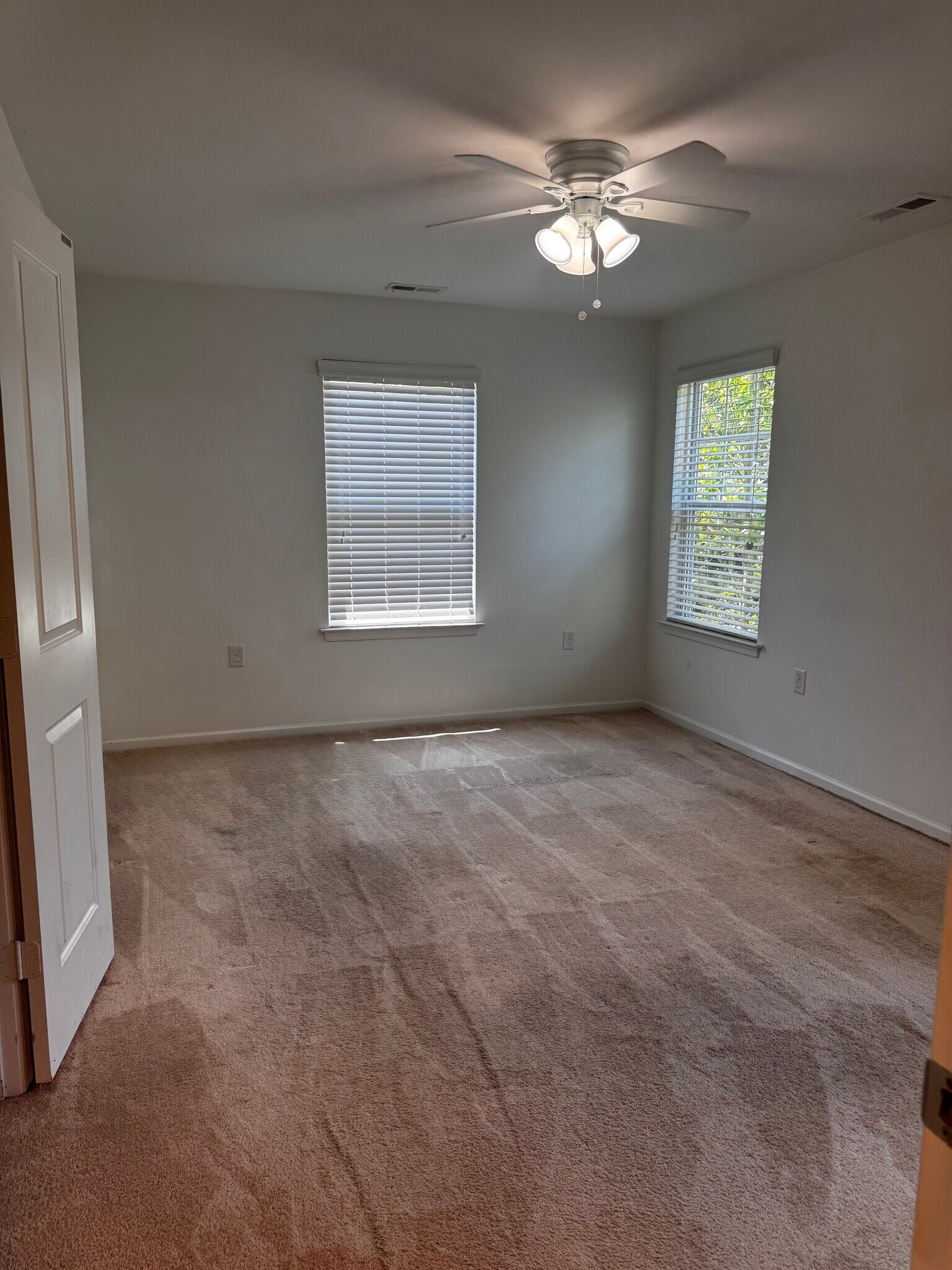 Building Photo - 4044 Clarendon Way