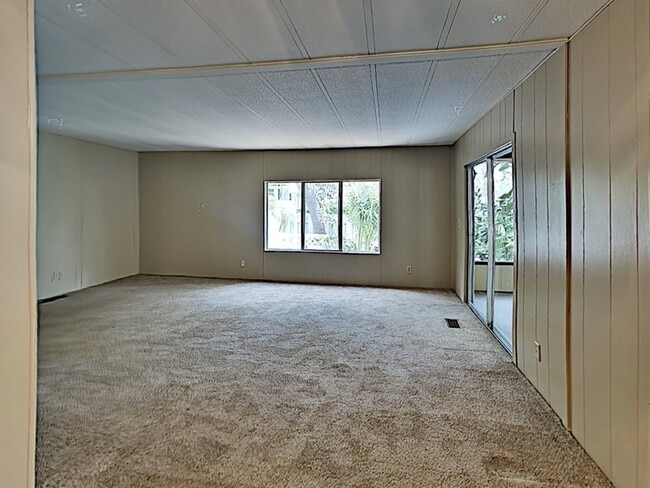 Building Photo - 532 W Plantation Blvd