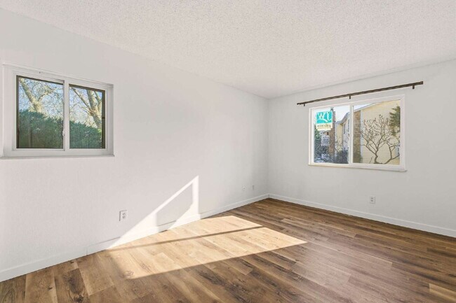 Building Photo - Light and Bright 2-Bed 2-Bath Home Available Immediately!