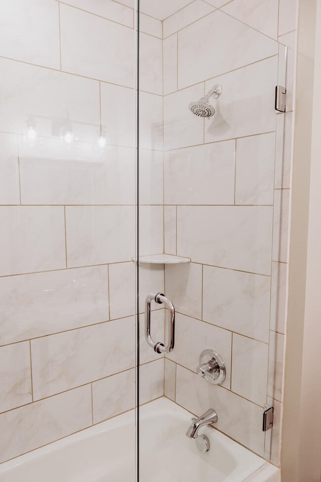 Building Photo - 275 S Limestone