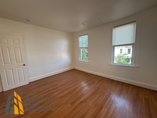 Building Photo - Comfortable 3-Bedroom with Hardwood Floors...