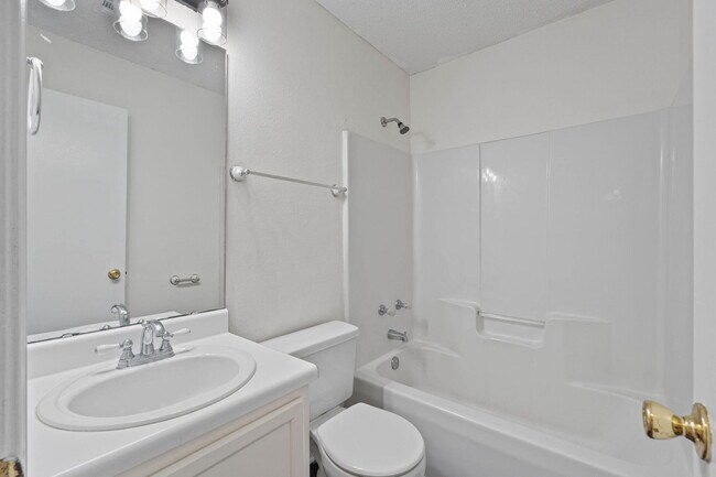 Building Photo - 1721 Colonial Ct