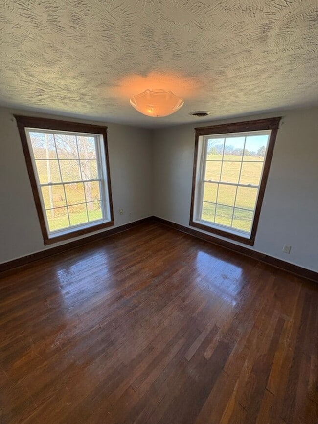 Building Photo - 420 W Old Andrew Johnson Hwy