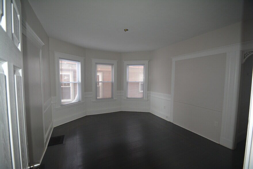 Building Photo - 31 Claybourne St