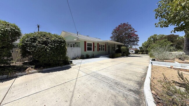 Building Photo - 1320 E Colton Ave