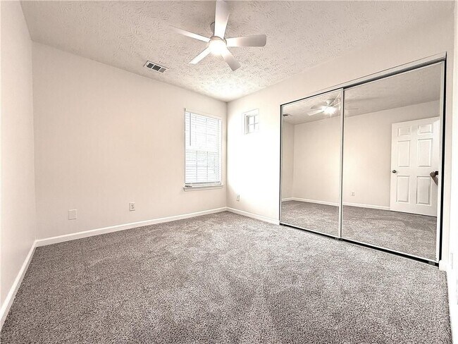 Building Photo - 2150 Lexington Ln