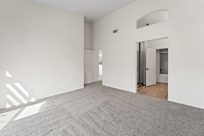 Building Photo - Charming 2 Bed | 2 Bath Single-Story Home with Golf Course Views!