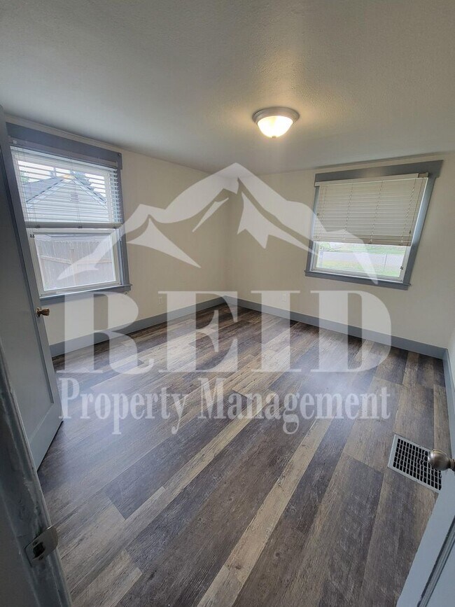 Building Photo - Centrally Located Bremerton Home With Partial View of Sinclair Inlet from Deck