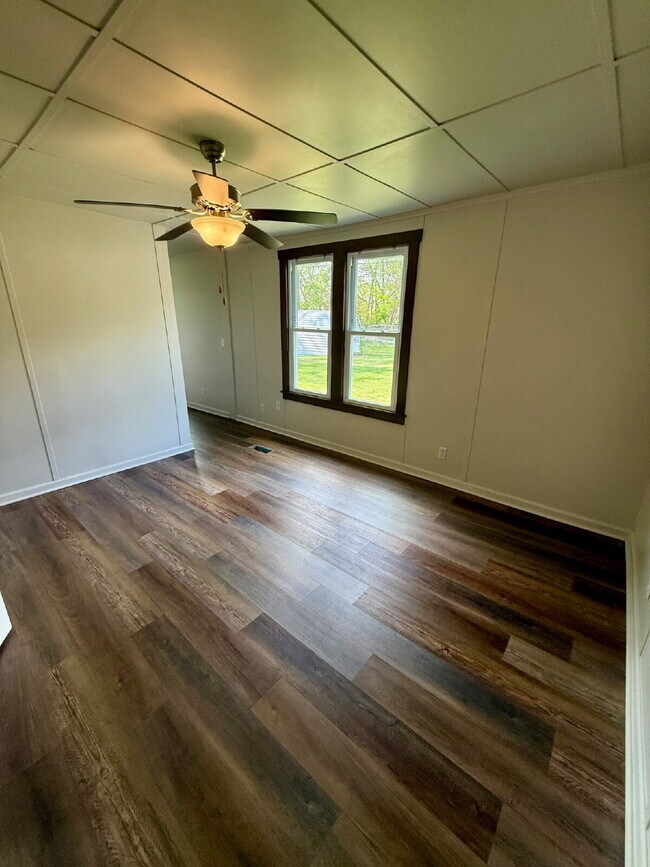 Building Photo - 3 Bedroom / 2 Bath House in Springfield