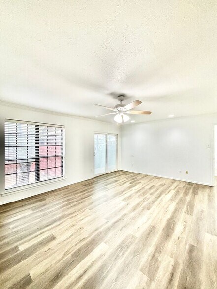 Building Photo - 2123 Mistletoe Ave