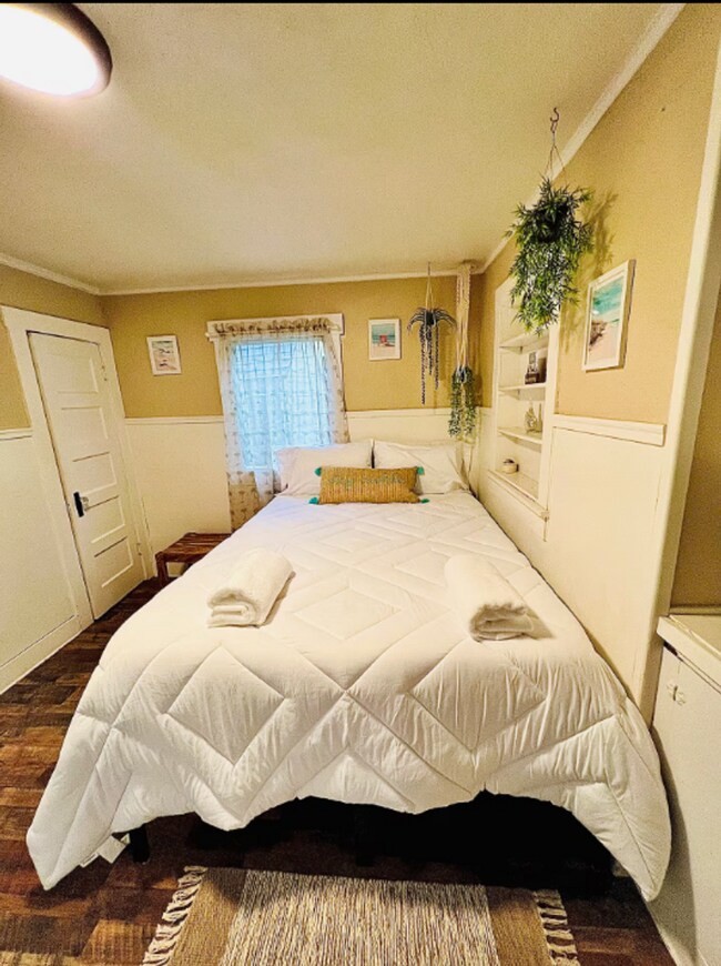 Building Photo - Coastal Charm in the Heart of Encinitas – 2 Bed, 1 Bath Avail 12/1