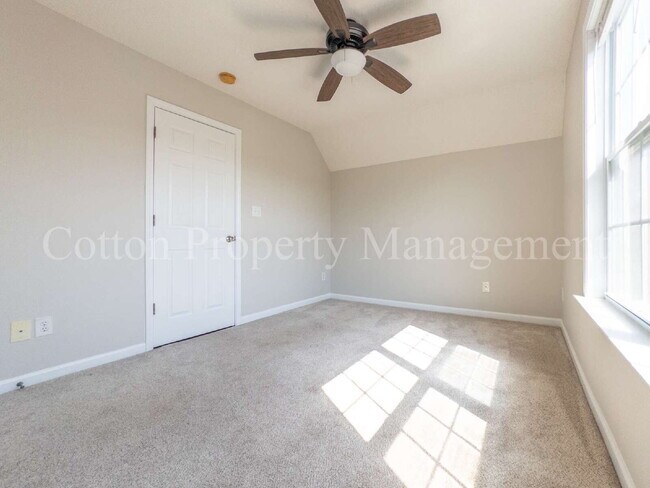 Building Photo - 448 Vallie Ln