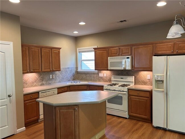 Building Photo - 130 Creekwood Tr