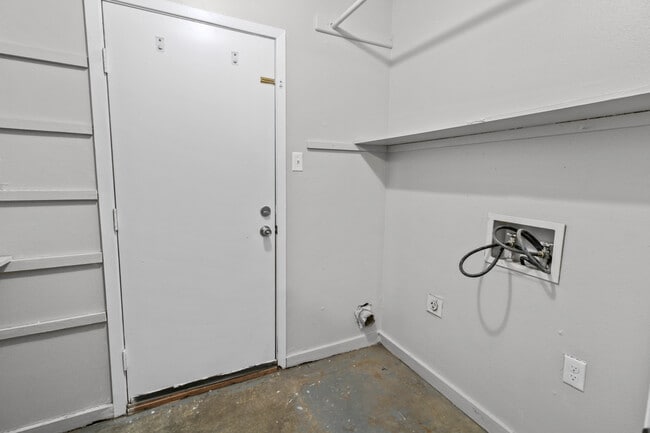 Building Photo - 7127 Gatewood Dr