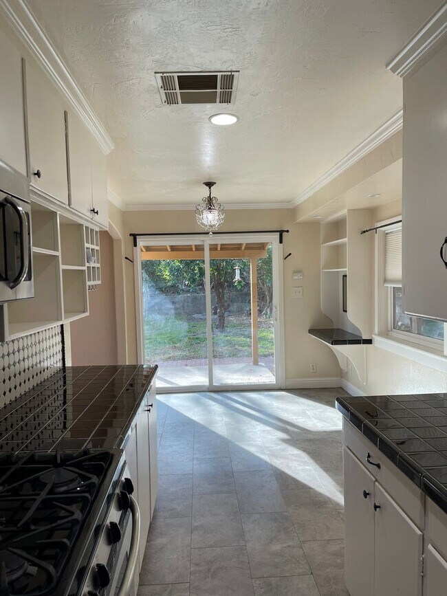 Building Photo - CHARMING 4 BED 2 BATH HOUSE NEAR DOWNTOWN