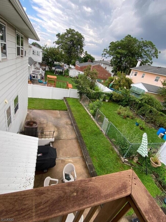 Building Photo - 83 Maple Ave