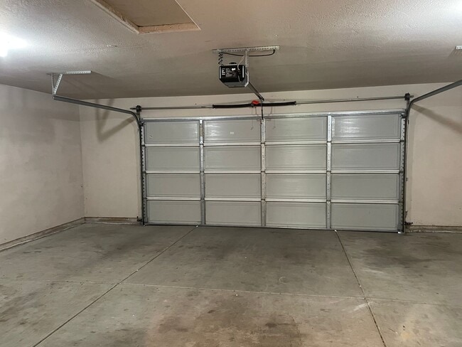 Building Photo - Stunning 3 Bedroom 2 Bath Home- Located in Friendly Central Point-Over 1600 Sq. Ft.