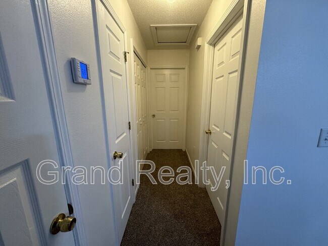 Building Photo - 1015 Peakview Dr