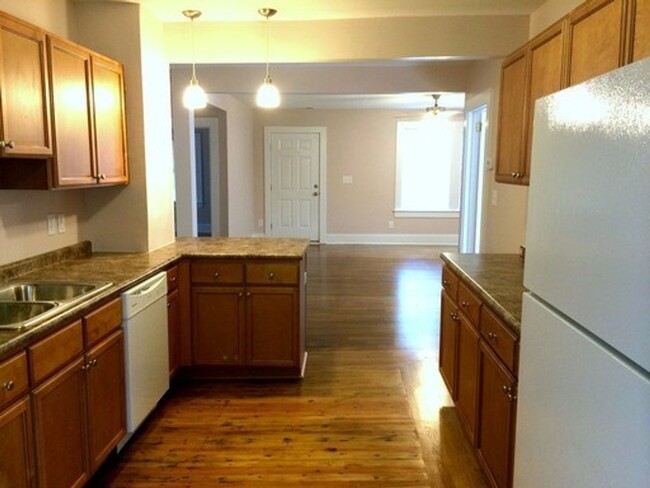Building Photo - Lovely 3 Bedroom 2 Bath home. Available Now!
