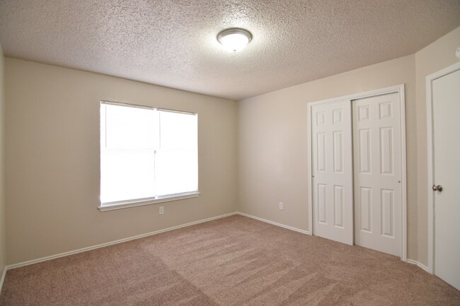 Building Photo - 2212 Jay Dr