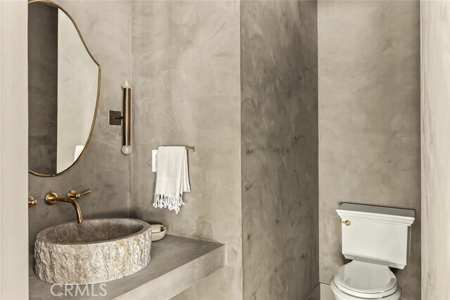 Building Photo - 738 San Lorenzo St