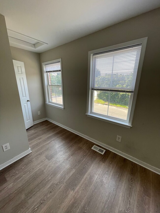 Building Photo - 1802 Parkwood Ave