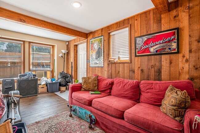 Building Photo - 2 Bedroom Cottage Oasis on The Hill!