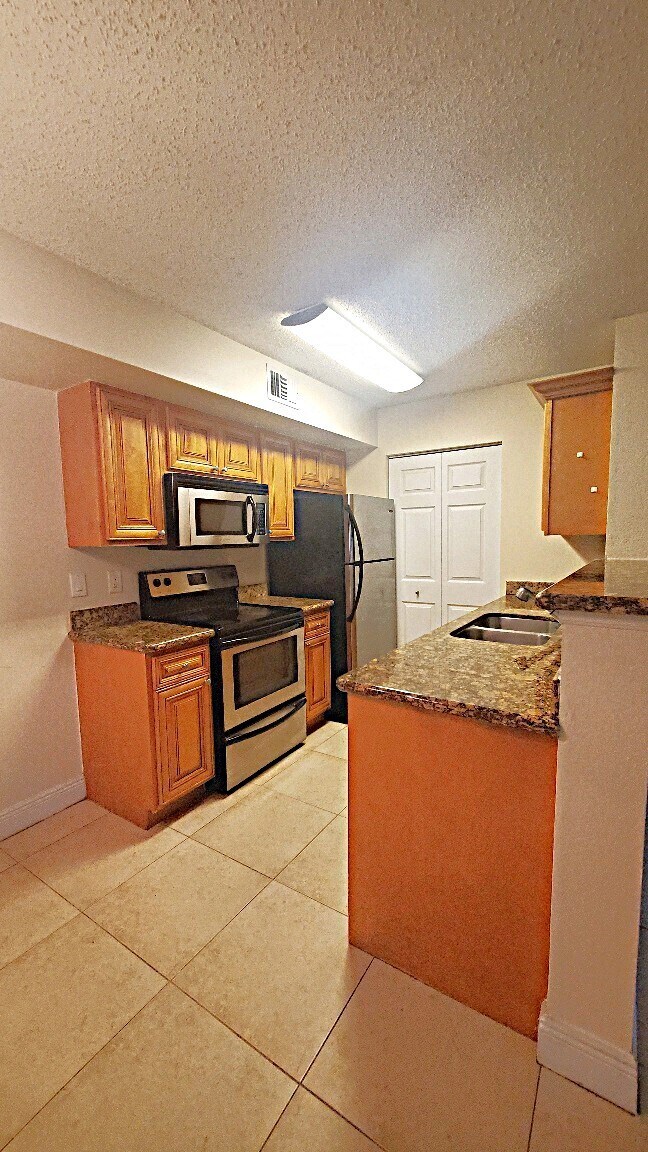 Building Photo - 01 + Den water included - Frist Floor unit...