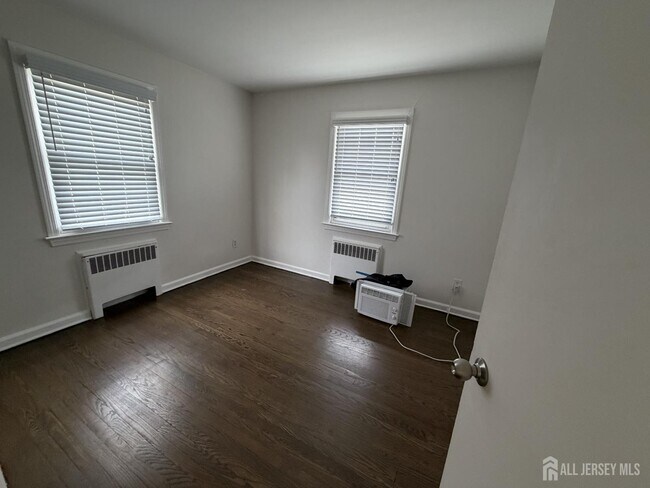 Building Photo - 2729 Woodbridge Ave