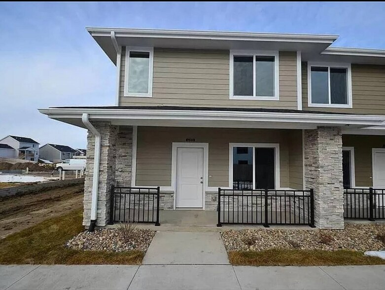 Primary Photo - 660 SE Greyson Ln