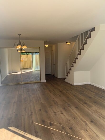 Building Photo - 1116 Elm Ave