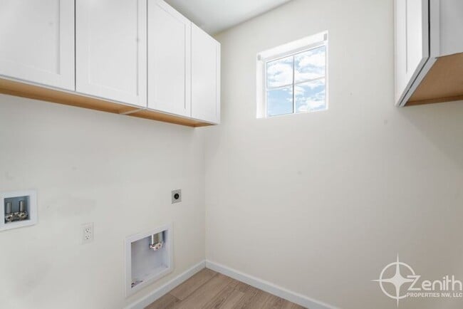Building Photo - 15506 NE 72nd Way