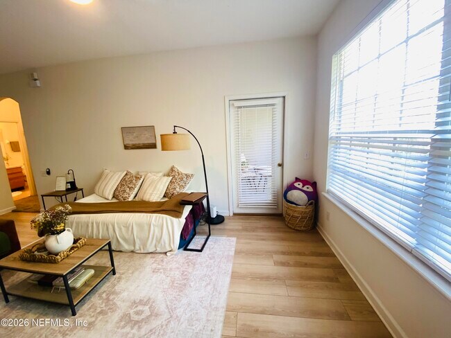 Building Photo - 10550 Baymeadows Rd