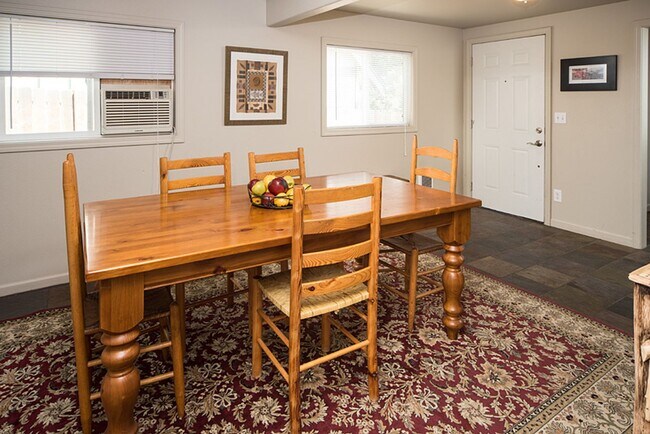 Building Photo - 139 SE Heyburn St