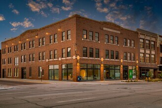 Building Photo - HUGE Apartment Available at Farnam Hill Lo...