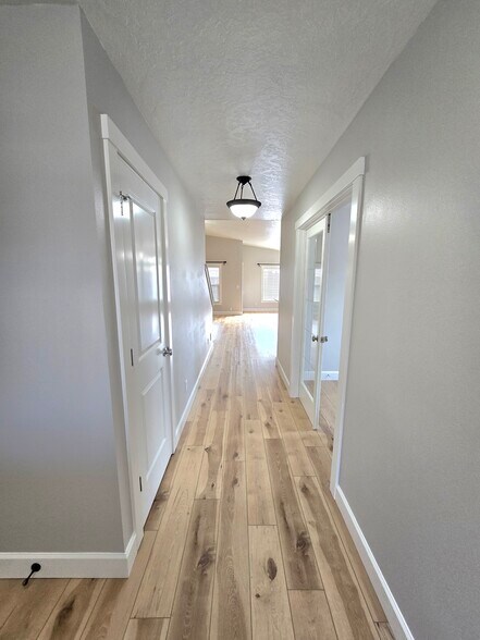 Building Photo - 591 W Kingsley St