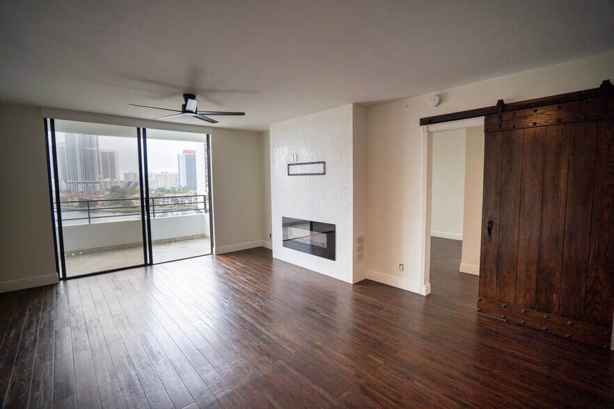 Living room - 500 Three Islands Blvd