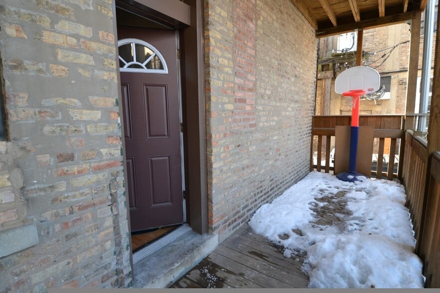Building Photo - 1758 W Montrose Ave