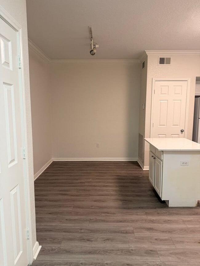 Building Photo - Newly Renovated Downtown 2 BDRM Condo
