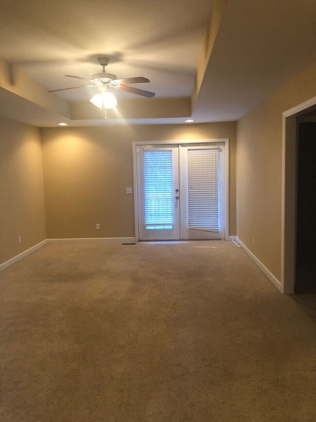 Building Photo - Eagle Landing - End Unit!