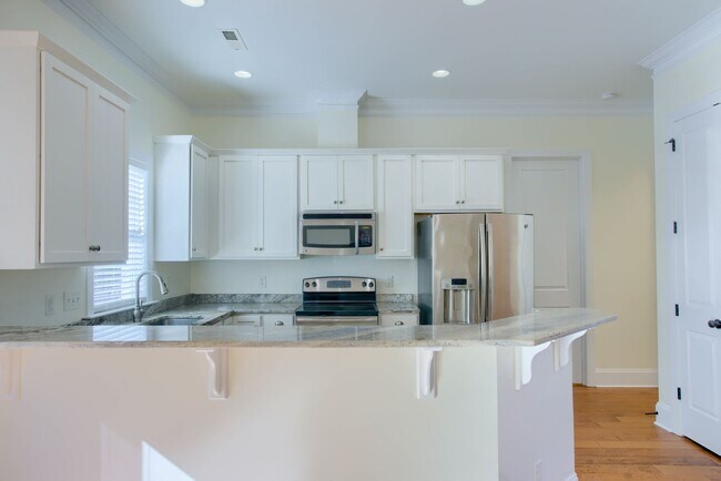 Building Photo - Fresh Paint, New Carpet & Custom Finishes in North Shore Country Club