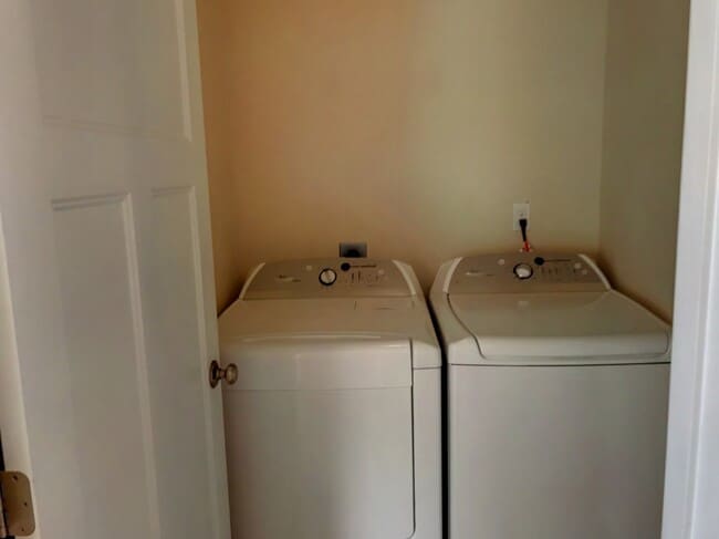 Building Photo - Pet Friendly town house for rent